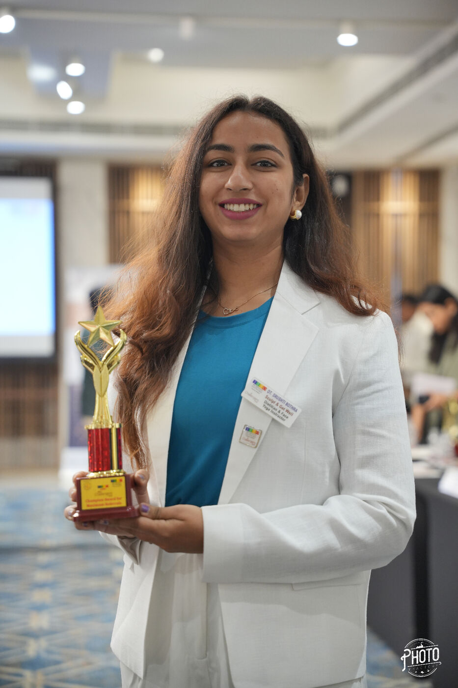 Dt. Srushti Bothra receiving TATA AIA Vitality Award - Recognition for excellence in health and wellness coaching